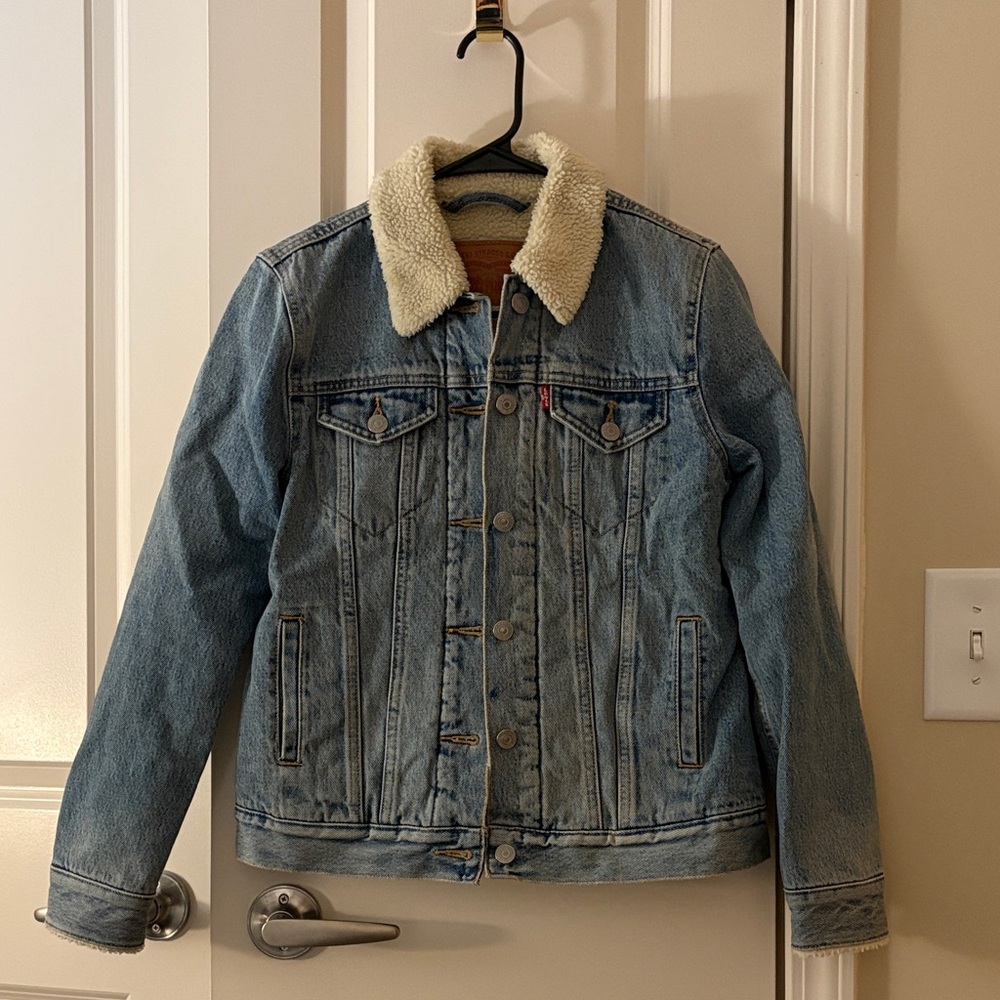 Levi's Light Blue Denim Jacket Lined with Cream Sherpa Collar and Cuffs